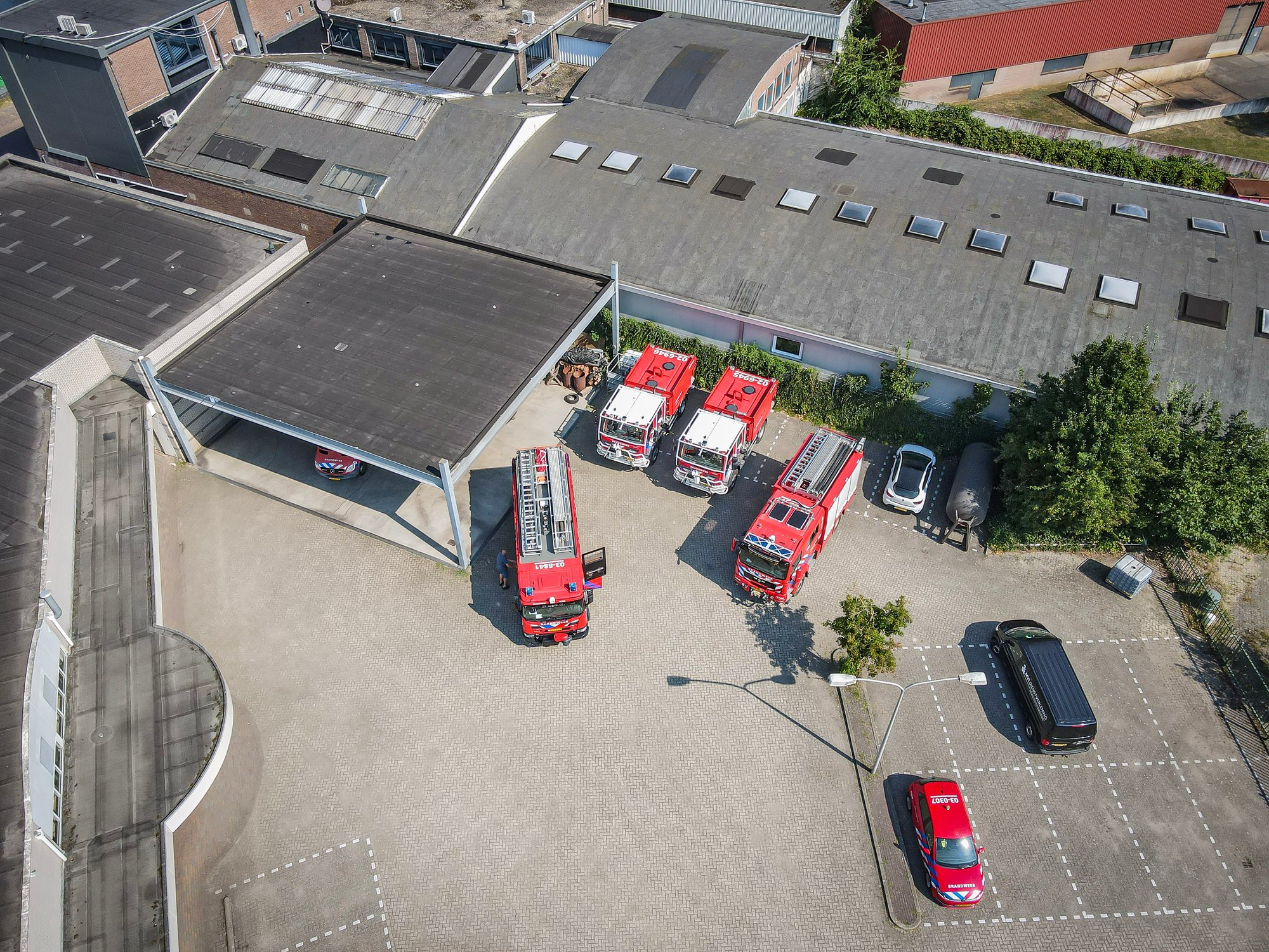 Terreinvaardige brandweervoertuigen uit Drenthe en Friesland ondersteunen natuurbrand in Limburg