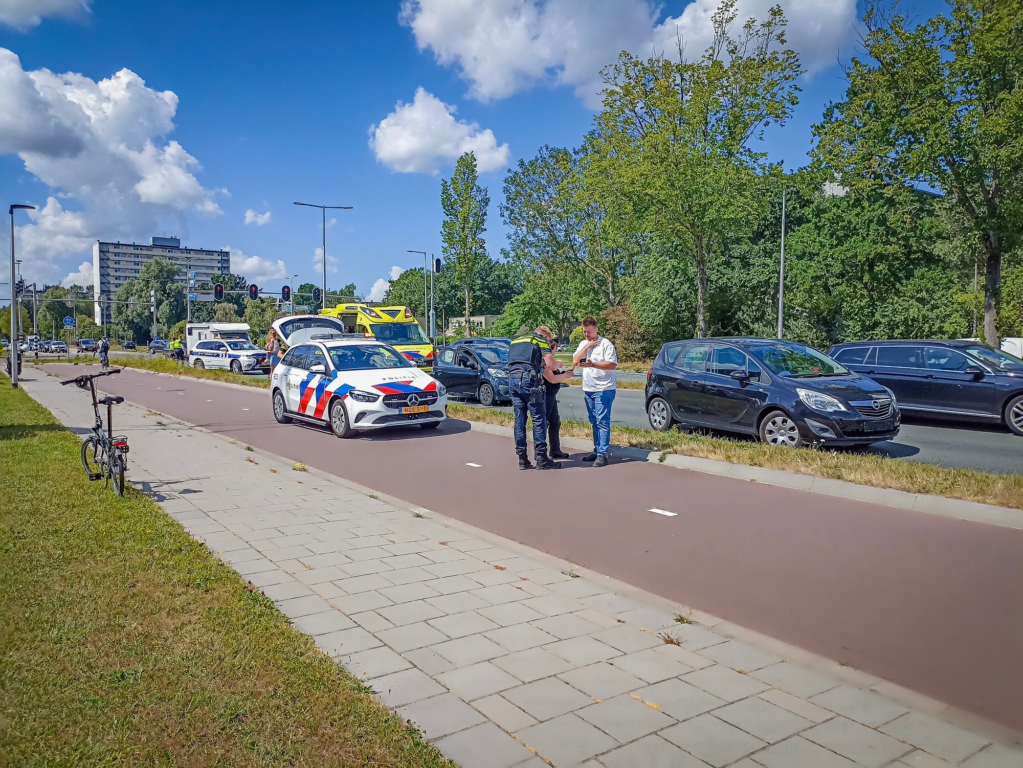 Twee auto's botsen op Dammelaan in Leeuwarden
