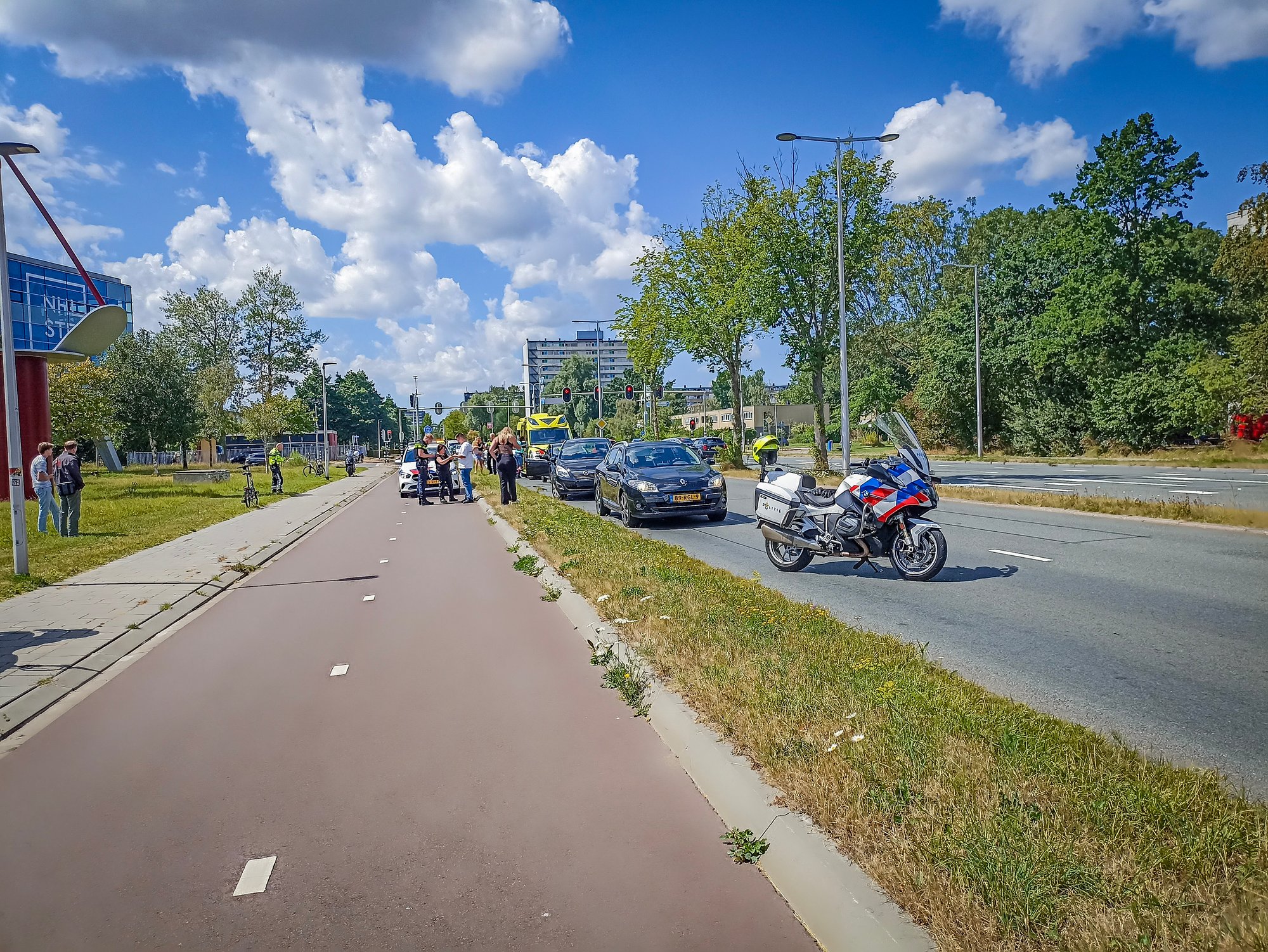 Twee auto's botsen op Dammelaan in Leeuwarden