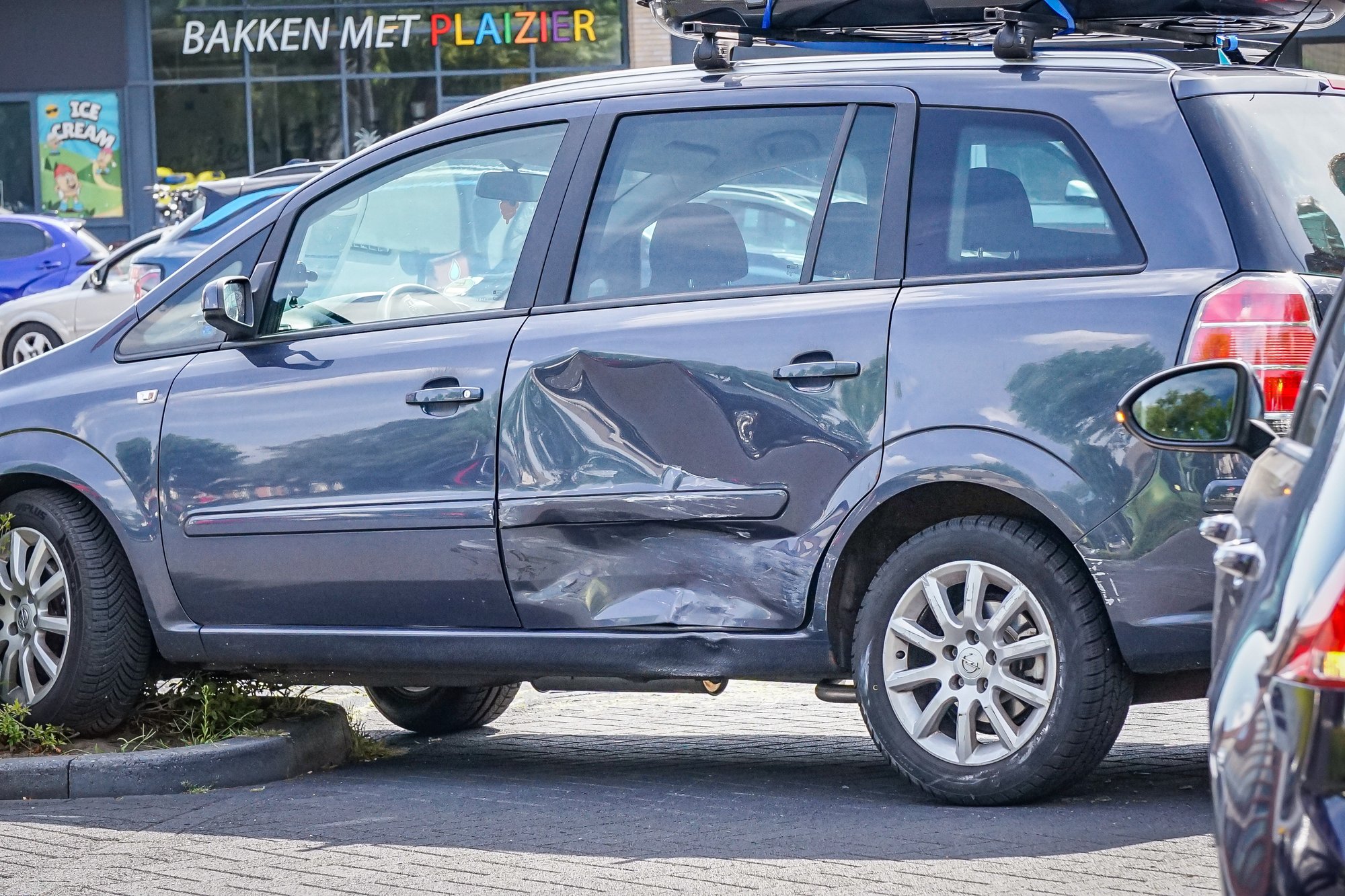 Twee auto’s botsen op parkeerplaats aan De Grote Beer in Hoogeveen