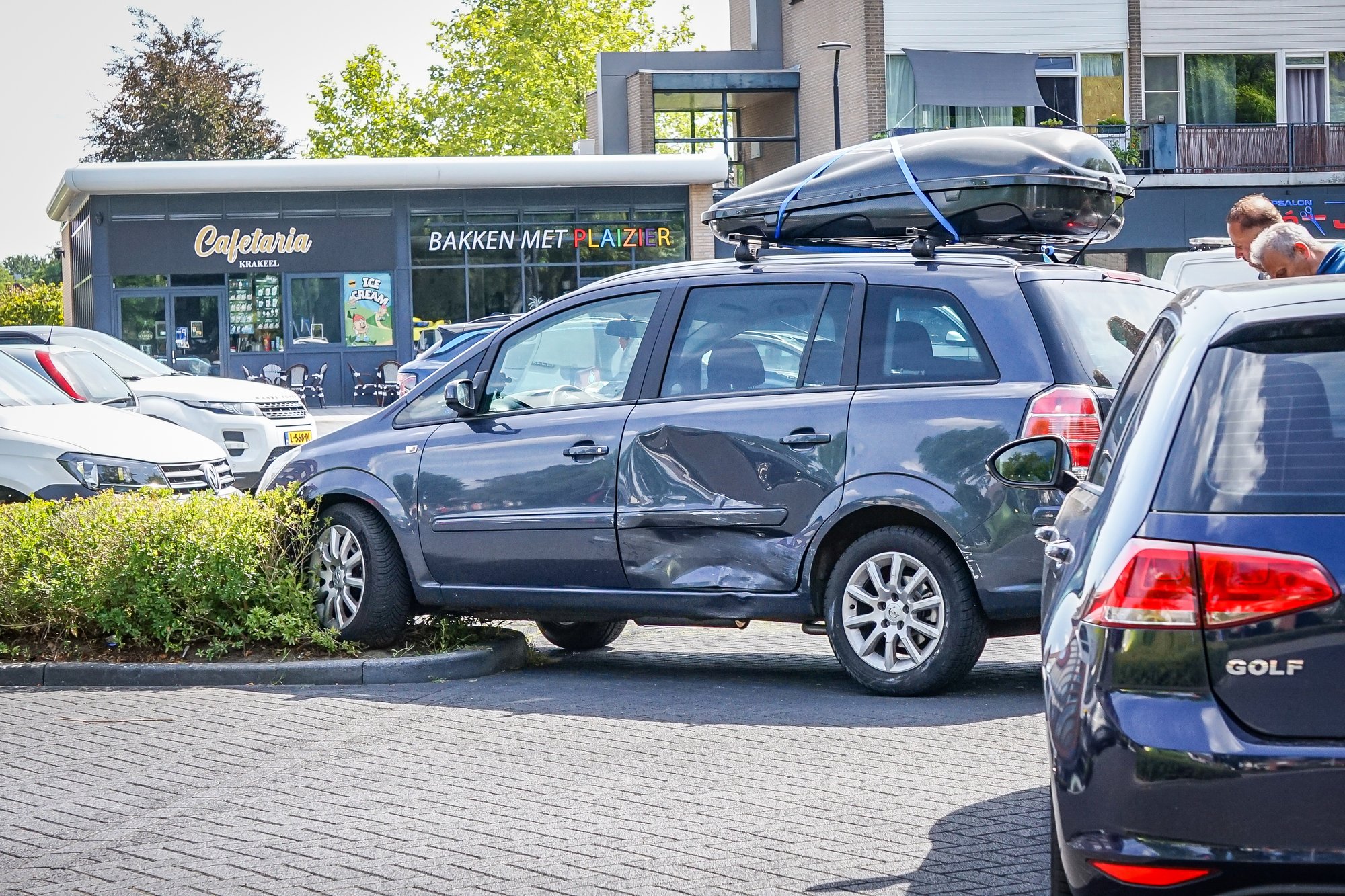 Twee auto’s botsen op parkeerplaats aan De Grote Beer in Hoogeveen