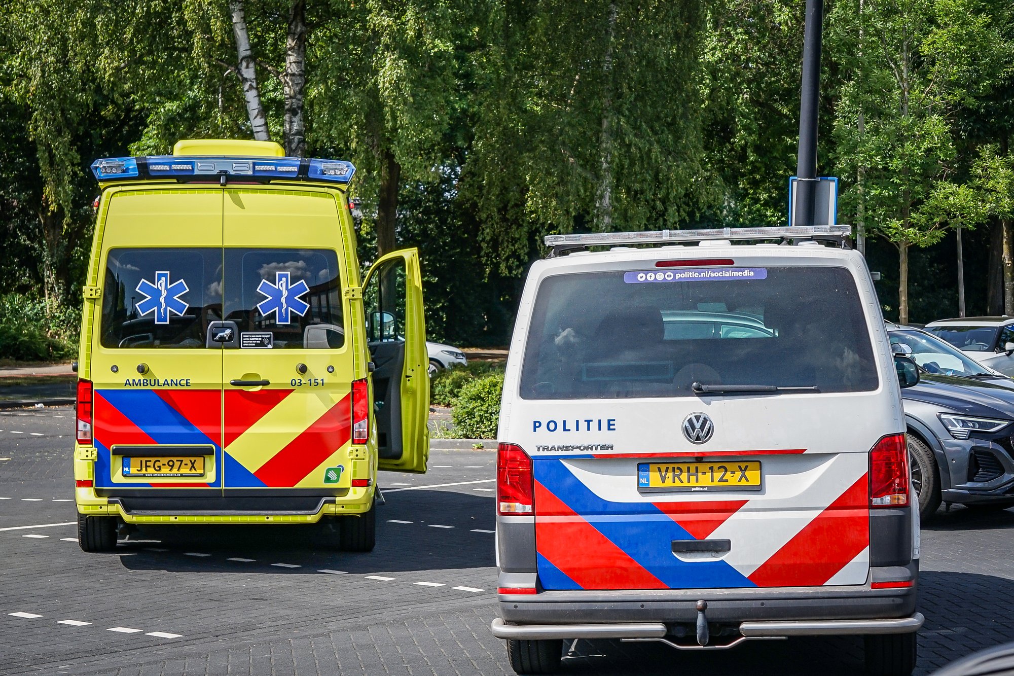 Twee auto’s botsen op parkeerplaats aan De Grote Beer in Hoogeveen