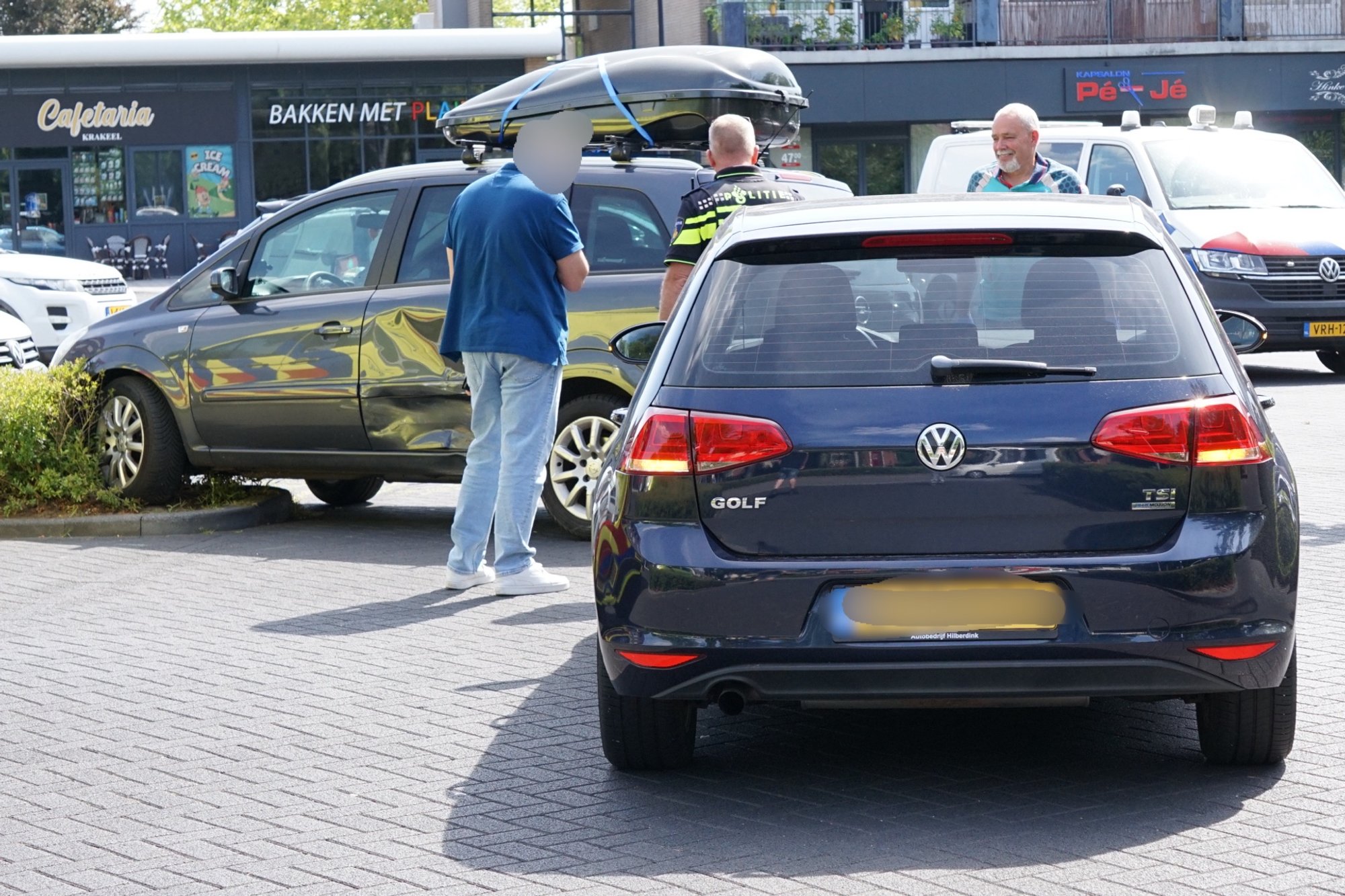 Twee auto’s botsen op parkeerplaats aan De Grote Beer in Hoogeveen