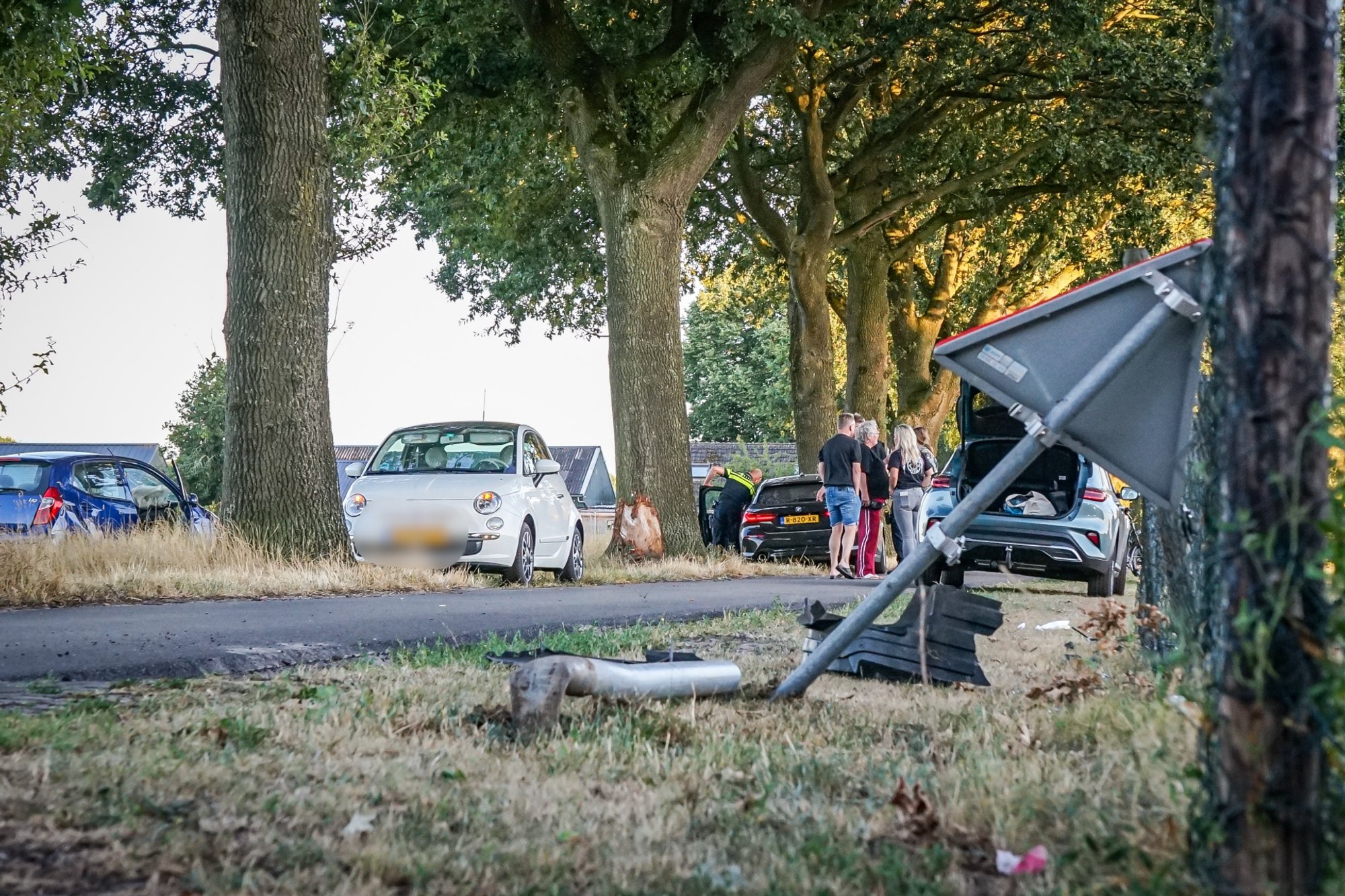 Voertuig belandt in weiland na ongeval in Veenoord