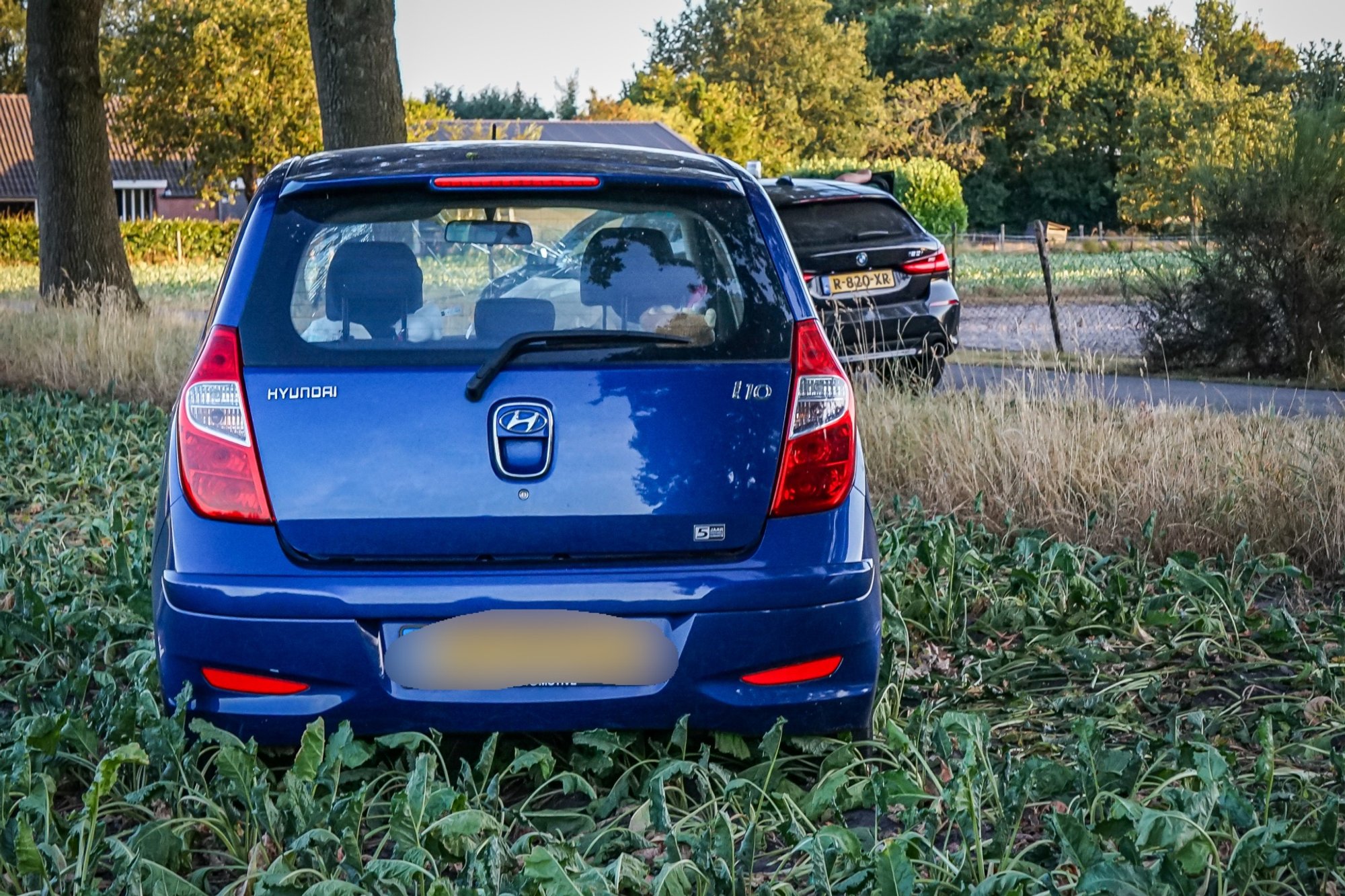 Voertuig belandt in weiland na ongeval in Veenoord
