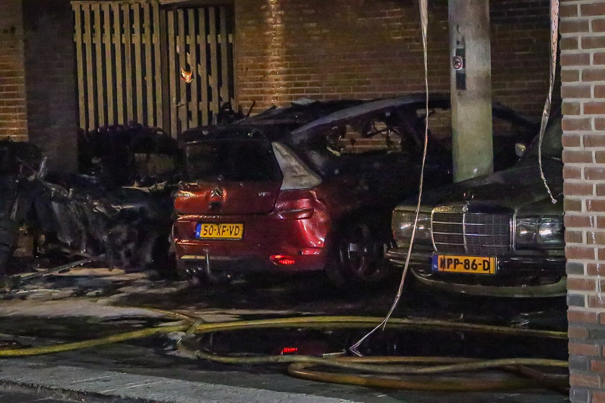 Voertuigbrand aan Willem-Alexanderpoort in Uithoorn