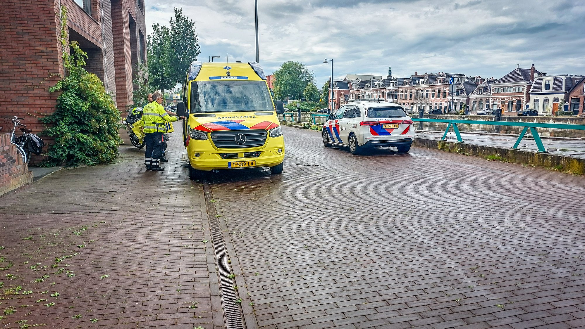 Voetganger schrikt van automobilist en loopt gebroken pols op in Groningen